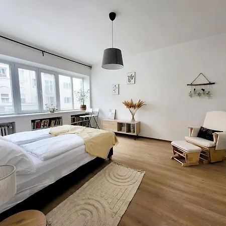 Apartman V Centre Diania Bratislava Exterior photo